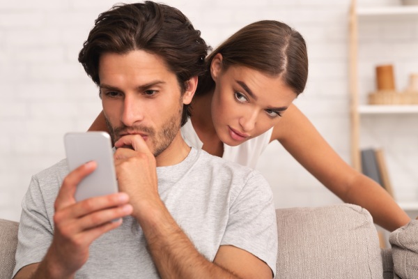 Jealous Wife Spying On Cheating Husband While He Texting On Phone